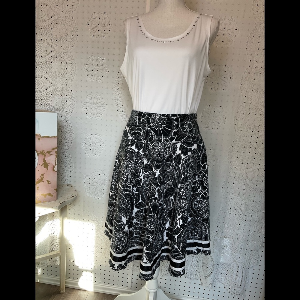 White House Black Market Sz 4 Full Skirt Excellent Condition M Weight SALE❗️